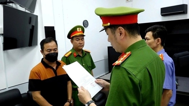 Công an Khánh Hòa tống đạt các quyết định khởi tố vụ án, khởi tố bị can 2 đối tượng sản xuất, buôn bán tinh dầu giả. Ảnh: Theo báo Lao động