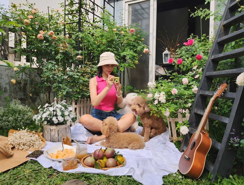 Chị Nga nhớ lại những ngày đầu mới mua nhà, khoảng sân chỉ là những hàng gạch đỏ vuông vức với đường ống nước chạy quanh. Để có được không gian thư giãn gần gũi với thiên nhiên như hiện tại, vợ chồng chị đã phải thuê thợ cải tạo ròng rã suốt nhiều tháng trời.