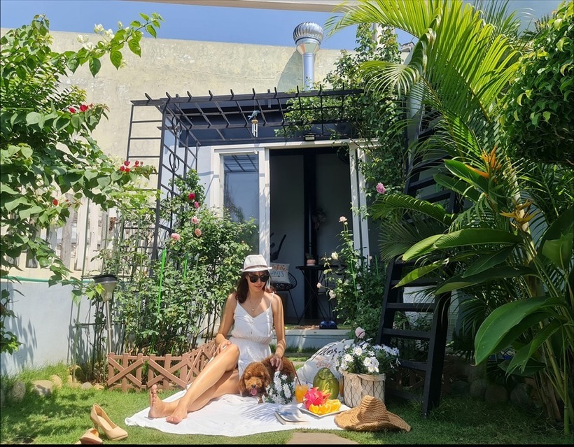 Để khắc phục, chị đã phải chủ động tham gia các hội nhóm trồng hoa để học hỏi kinh nghiệm. Chị nhận ra rằng dù sân thượng có ưu điểm nhiều nắng rất thuận lợi, nhưng yếu tố quyết định nhất chính là giá thể phải tơi xốp và thoát nước tốt. Công thức đất trồng của chị thường bao gồm 30-40% đất thịt hoặc đất đỏ, kết hợp với trấu, xơ dừa, vỏ đậu phộng cùng các loại phân hữu cơ như phân trùn quế, phân bò, phân gà và nấm đối kháng.