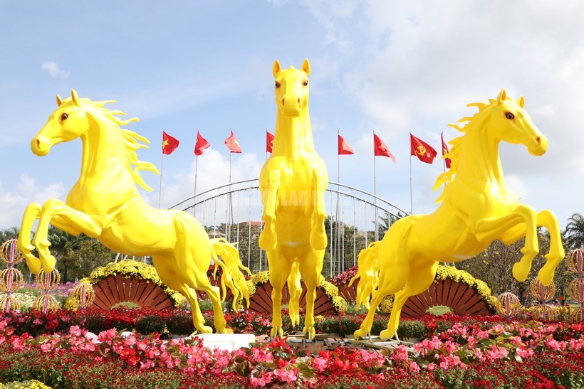 Nổi bật nhất tại không gian trung tâm , Quảng trường 24 Tháng 3 (phường Bàn Thạch, TP.Đà Nẵng) là cụm linh vật gồm 3 chú ngựa vàng trong tư thế "Mã đáo thành công". (Ảnh: Người lao động)