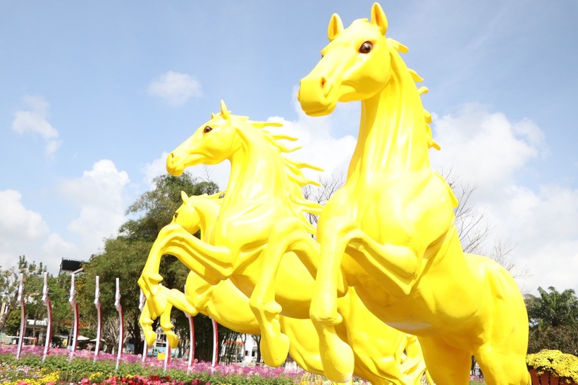 Cả 3 chú ngựa đều được tạc với vóc dáng khỏe khoắn, toàn thân phủ lớp sơn vàng óng ả, tượng trưng cho sự thịnh vượng và may mắn trong năm mới. (Ảnh: Người lao động)