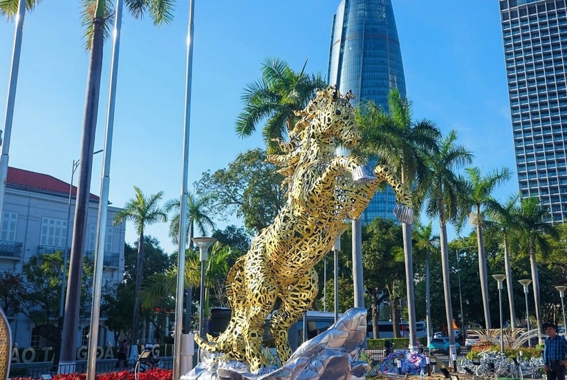 Linh vật ngựa sắt cao khoảng 4m xuất hiện bên bờ sông Hàn (Đà Nẵng), gây ấn tượng khi toàn bộ thân được ghép từ các mảnh sắt khắc tên 94 xã, phường, đặc khu của thành phố. Linh vật cao 4m, nổi bật dòng chữ “Đà Nẵng” với kích thước lớn và rõ nét hơn các tên gọi khác. (Ảnh: VietnamNet)