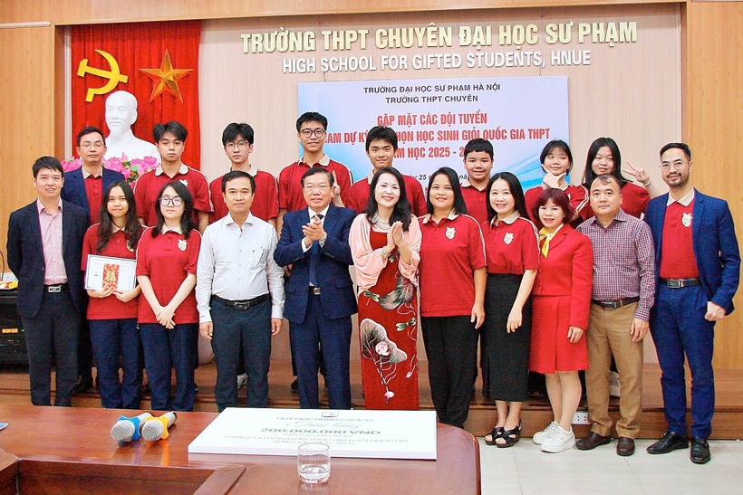 Ban Giám hiệu Trường THPT Chuyên ĐH Sư phạm cùng các thầy cô, phụ huynh và đội tuyển Sinh học trong buổi gặp mặt các đội tuyển tham dự kỳ thi chọn học sinh giỏi quốc gia năm học 2025-2026. Ảnh: VietNamnet