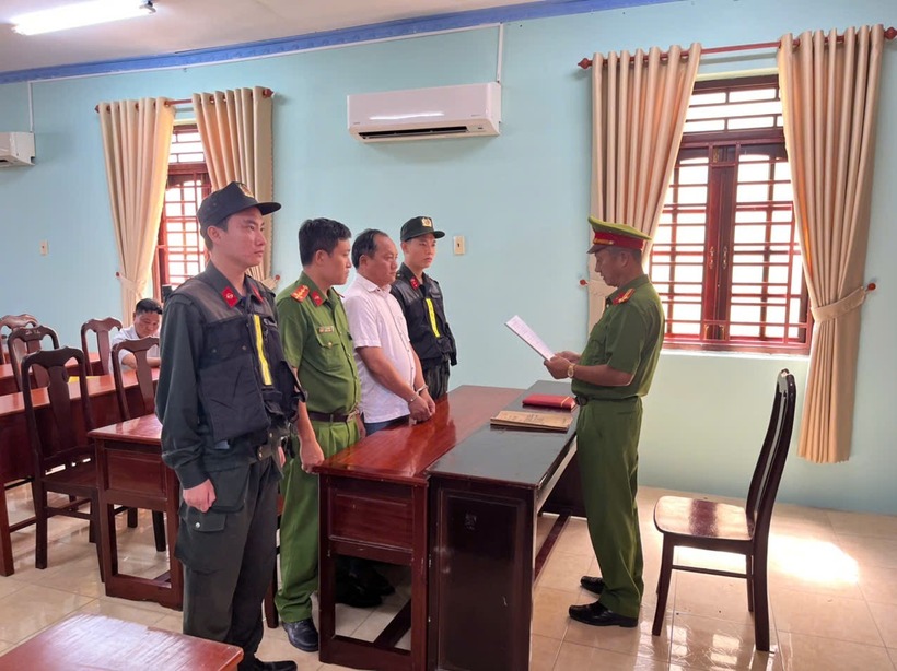 Cơ quan Cảnh sát điều tra Công an tỉnh An Giang tống đạt các quyết định&nbsp;khởi tố vụ án, khởi tố bị can đối với&nbsp;Ngô Hữu Chuẩn