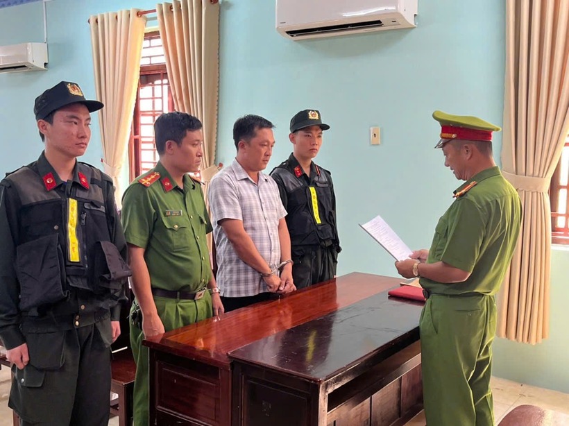 Cơ quan Cảnh sát điều tra Công an tỉnh An Giang tống đạt các quyết định khởi tố vụ án, khởi tố bị can đối với Tô Hoàng Dũ.