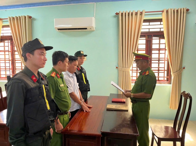 Cơ quan Cảnh sát điều tra Công an tỉnh An Giang tống đạt các quyết định khởi tố vụ án, khởi tố bị can đối với Trương Văn Tiền.