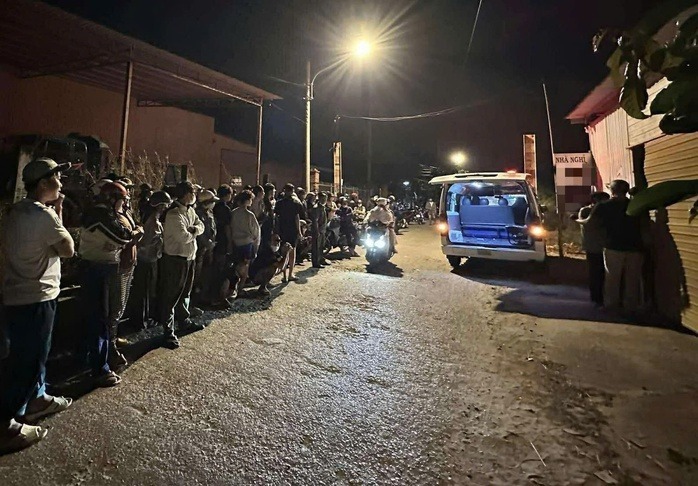 Người dân hiếu kỳ tập trung theo dõi vụ việc ông T. tử vong trong nhà nghỉ. (Ảnh: NLĐ)