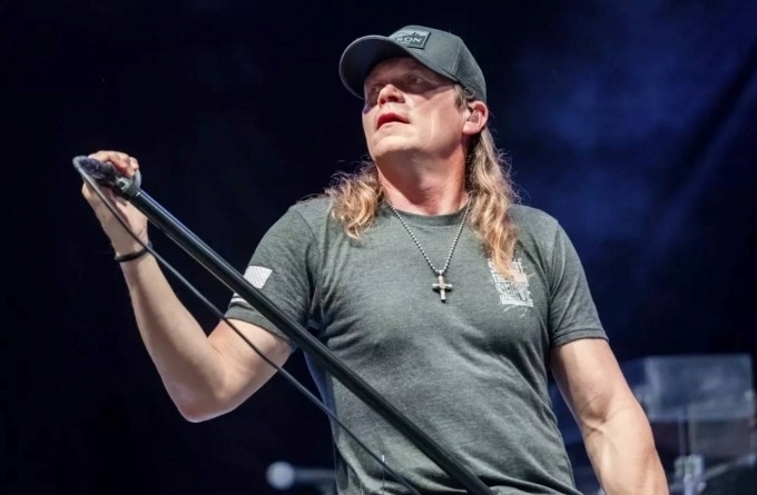 Ca sĩ nổi tiếng người Mỹ Brad Arnold.