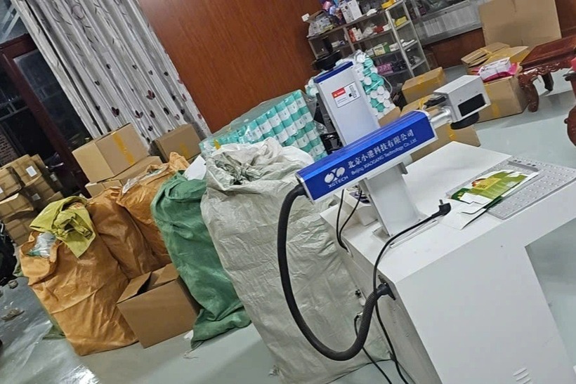 Các thiết bị, máy móc làm thuốc giả. Ảnh: Báo Dân trí.