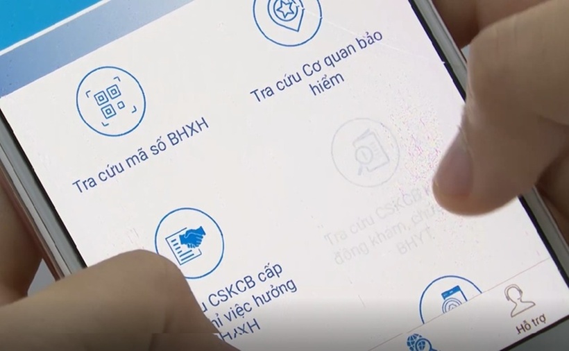 Sử dụng sổ BHXH bản điện tử để giải quyết các chế độ BHXH, bảo hiểm thất nghiệp. (Ảnh: Báo Chính phủ)