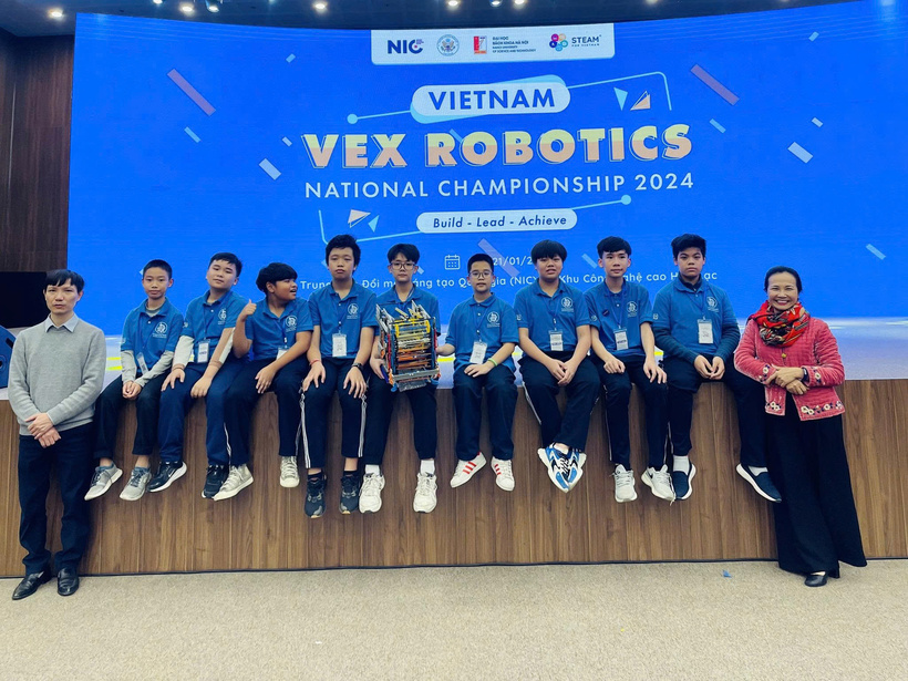 Vinh (thứ 5 từ bên trai sang) cùng các bạn trong lần dự thi cuộc thi&nbsp;robot giáo dục lớn nhất thế giới dành cho học sinh từ tiểu học đến đại học