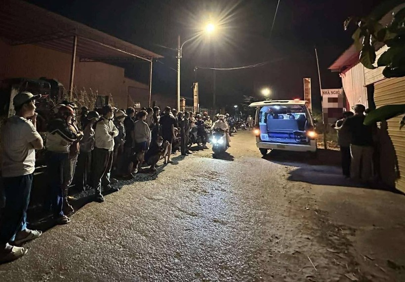 Người dân hiếu kỳ tập trung tại khu vực. Ảnh: Lao động