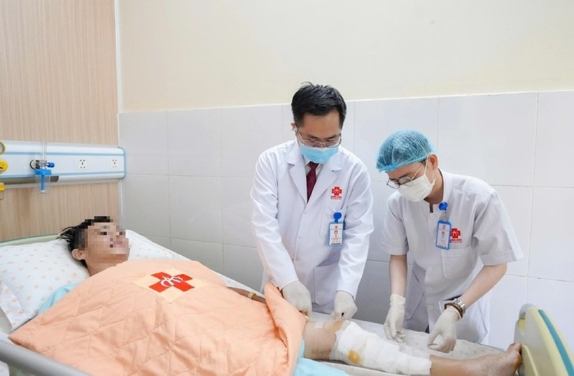 Các bác sĩ đã cứu được đôi chân của người thầy giáo. Ảnh: NLĐ.