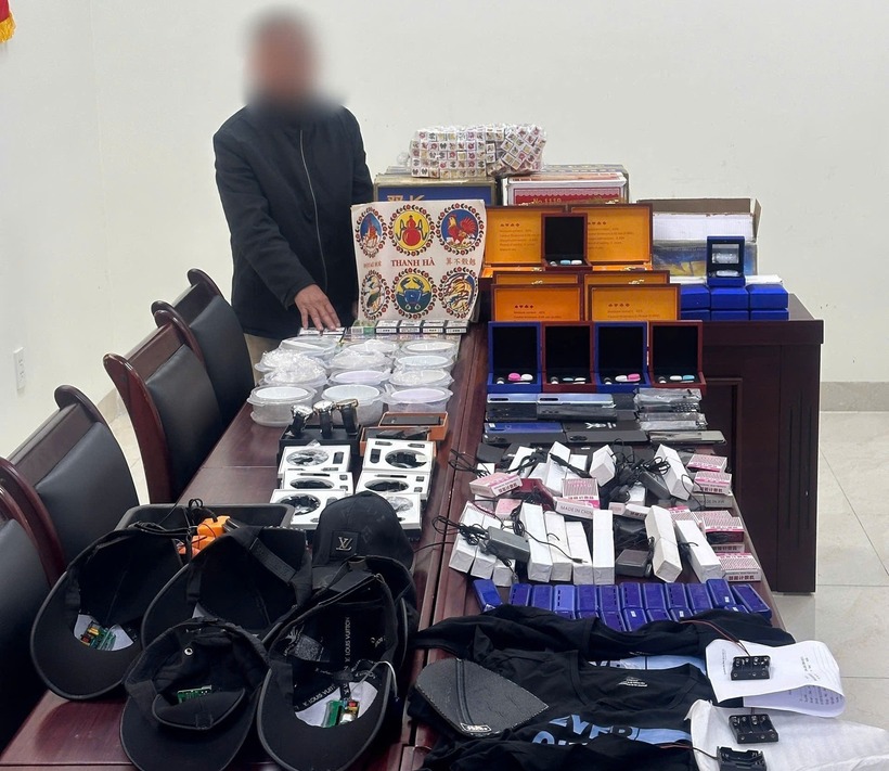 Các thiết bị phục vụ cho việc gian lận trong đánh bạc. Ảnh: VietNamNet