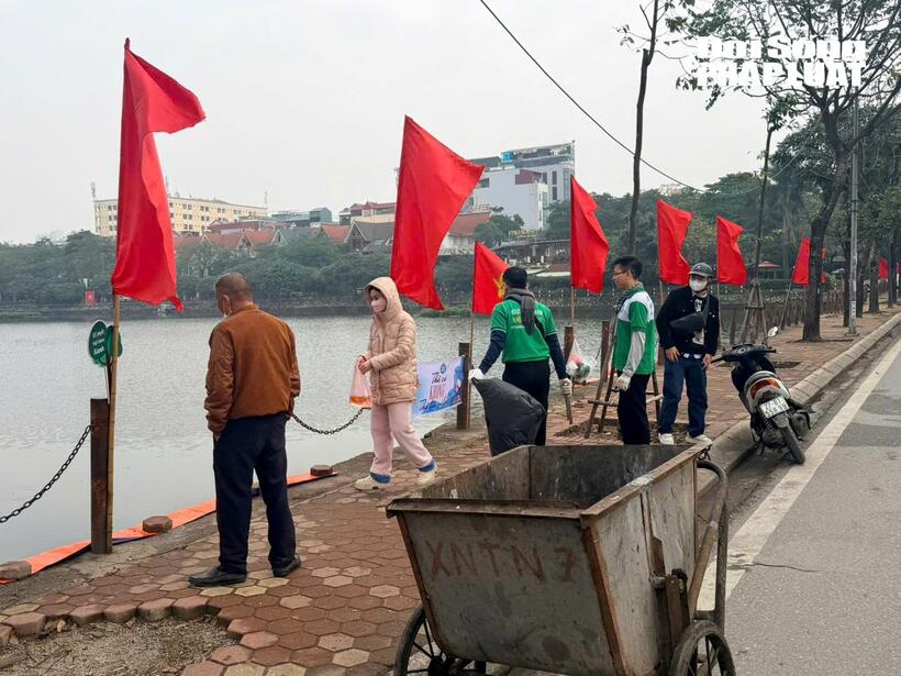Không khí nhộn nhịp tại hồ Văn Quán trong ngày tiễn Ông Công Ông Táo về trời.