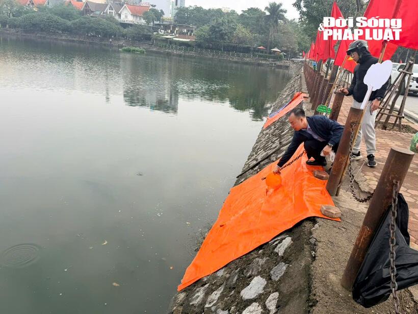 Từ sáng sớm, nhiều gia đình mang cá chép ra hồ Văn Quán để thực hiện nghi lễ truyền thống.