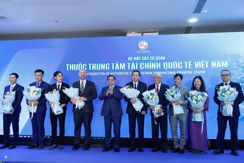 Thủ tướng Phạm Minh Chính tặng hoa cho đại diện các cơ quan thuộc Trung tâm Tài chính quốc tế Việt Nam - Ảnh: VGP/Nhật Bắc
