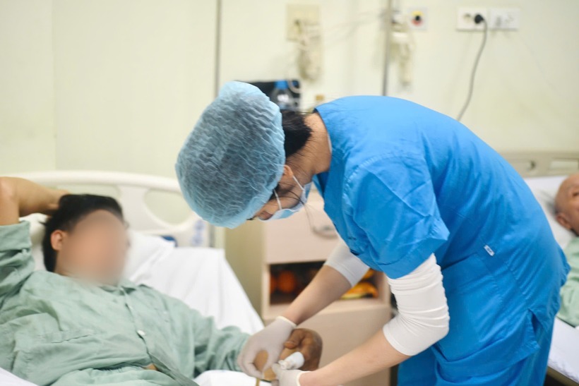 Bất cẩn khi chặt thịt gà đón Tết, người đàn ông suýt mất ngón tay. Ảnh: BVCC.