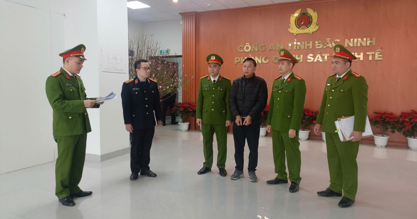 Cơ quan Cảnh sát điều tra Công an tỉnh Bắc Ninh tống đạt quyết định và lệnh đối với Nguyễn Văn Vinh.