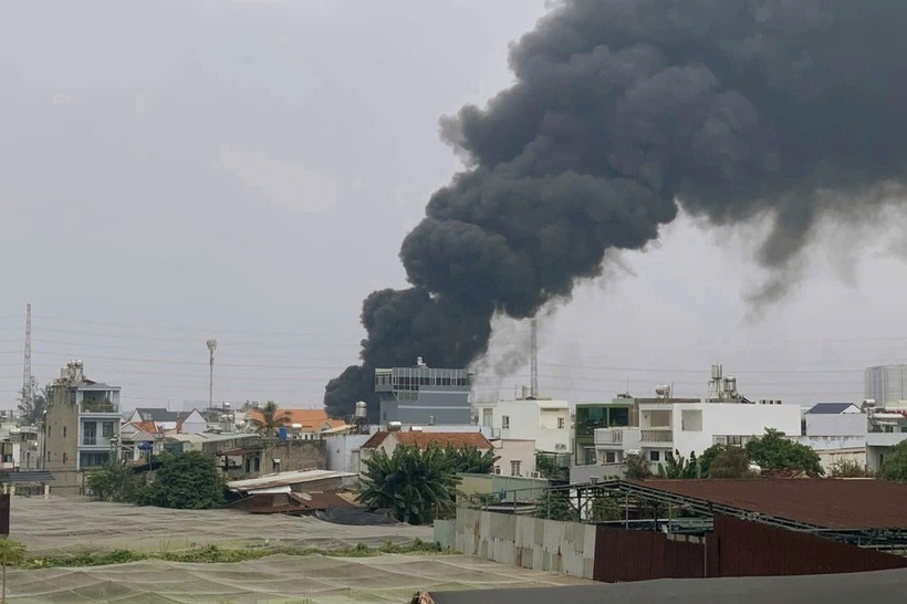 Cột khói bốc lên từ đám cháy kho phế liệu ở xã Đông Thạnh. (Ảnh: Dân trí)