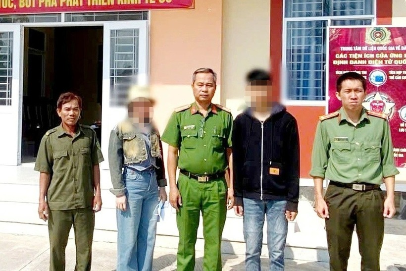 Lực lượng chức năng bàn giao cô gái về với gia đình. Ảnh: Dân Trí