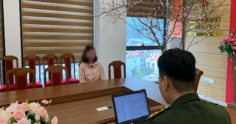 Cơ quan Công an làm việc với trường hợp vi phạm. (Ảnh: Công an tỉnh Quảng Ninh)