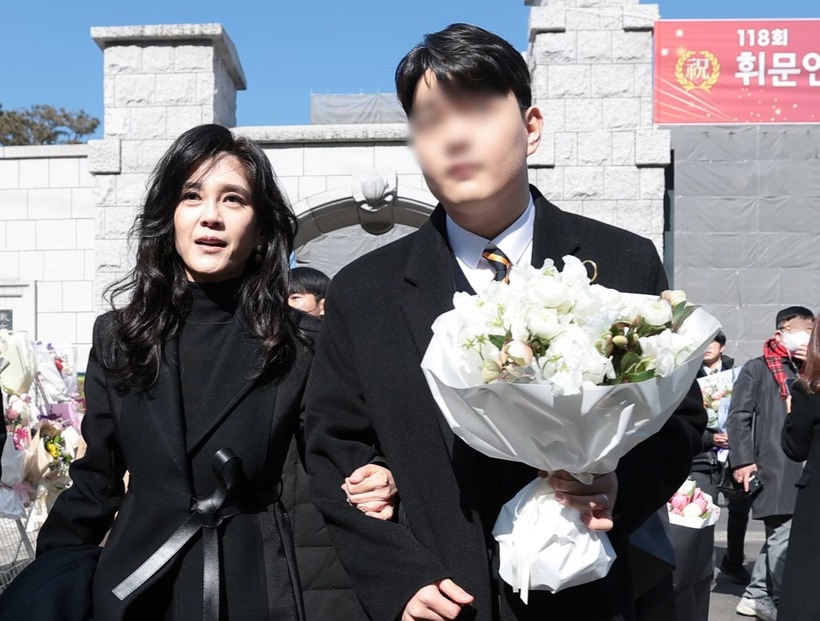 Lee Boo-jin và con trai ở lễ tốt nghiệp hôm 9/2. Ảnh: News1