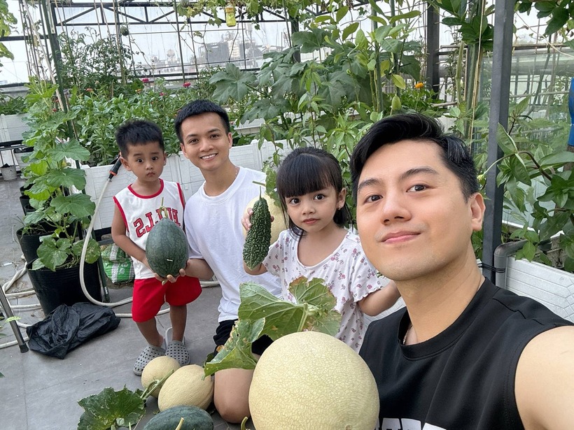 Xuất phát từ mong muốn mang lại nguồn thực phẩm sạch và an toàn cho các con trong độ tuổi ăn dặm, anh Lê Minh Quốc cùng người bạn đời là anh Trương Ngọc Huy đã quyết định cải tạo khoảng sân thượng rộng 80m2 tại TP.HCM thành một khu vườn xanh mướt.