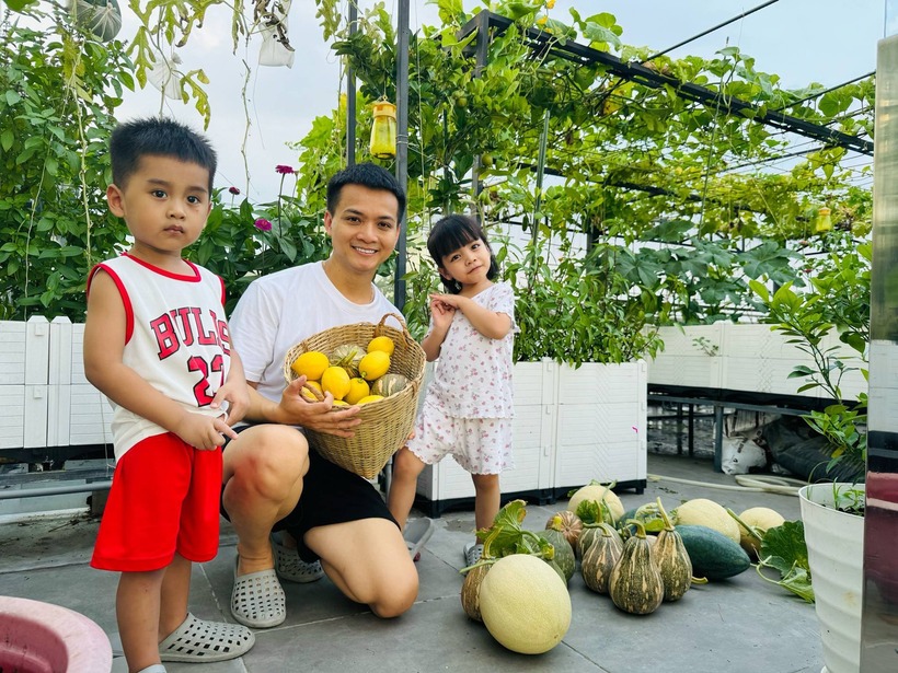 Dù lịch trình công việc dày đặc, vị giám đốc trẻ vẫn duy trì thói quen lên vườn vào mỗi sáng sớm và dành thêm một tiếng buổi chiều để tưới nước, dọn dẹp. Thậm chí, nhiều hôm anh vẫn miệt mài nhổ cỏ, trộn đất dưới ánh đèn đêm sau khi các con đã ngủ say.