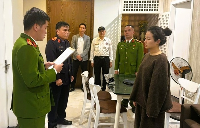 Thi hành các lệnh khởi tố, bắt tạm giam bị can Hà Thanh Tâm. Ảnh: Báo Người lao động.