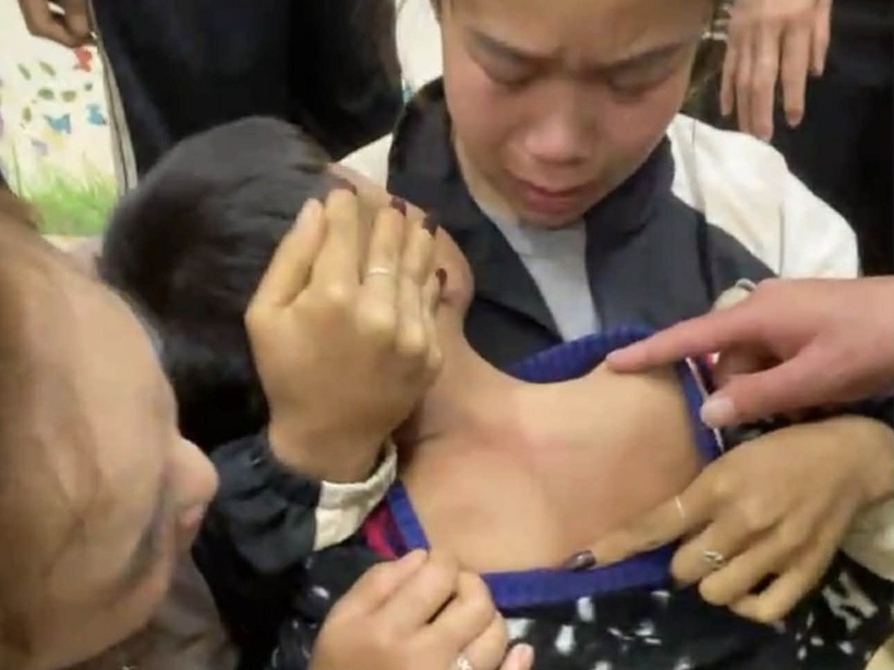 Em P kêu đau cổ được gia đình cho nghỉ học trong sáng 11/2