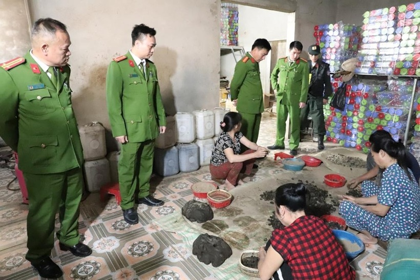 Lực lượng chức năng bắt quả tang khi cơ sở đang sản xuất thuốc Đông y không đảm bảo chất lượng