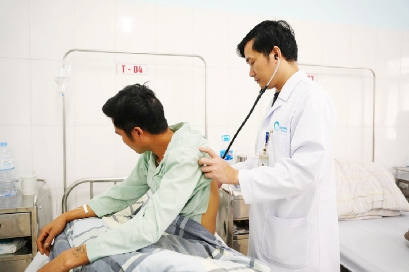 Bác sĩ tiến hành thăm khám cho bệnh nhân. Ảnh: BVCC.