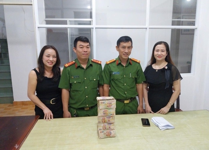 Công an phường Cái Khế hỗ trợ người phụ nữ ở Hải Phòng nhận lại gần 1 tỉ đồng chuyển nhầm. Ảnh: Người lao động