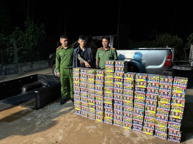 Đối tượng Đạt cùng gần 200kg pháo lậu. Ảnh: Cổng thông tin điện tử Bộ Công an