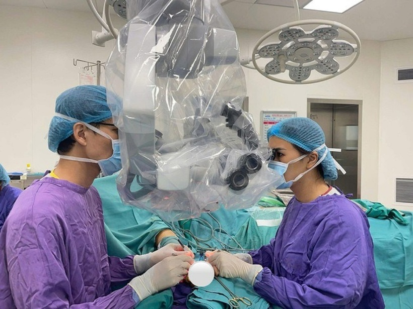 Bác sĩ vi phẫu cứu ngón tay người bệnh. Ảnh: SK & ĐS.