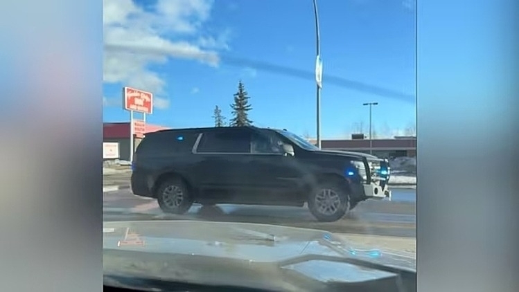 Xe cảnh sát bên ngoài hiện trường xả súng ở Tumbler Ridge, tỉnh British Columbia, Canada ngày 10/2. Ảnh:&nbsp;CBC