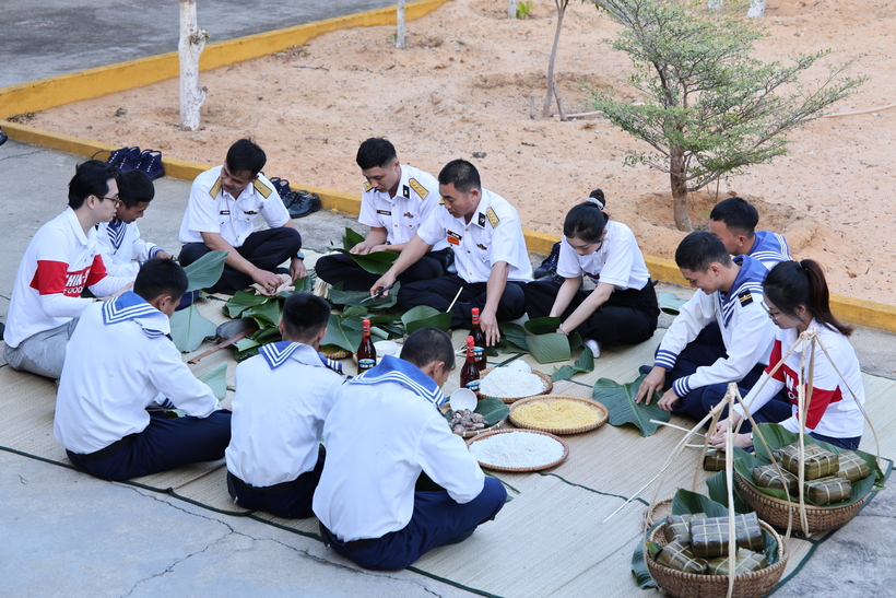 Các chiến sỹ Hải quân Vùng 4 quây quần cùng nhau gói bánh chưng chuẩn bị đón Tết.