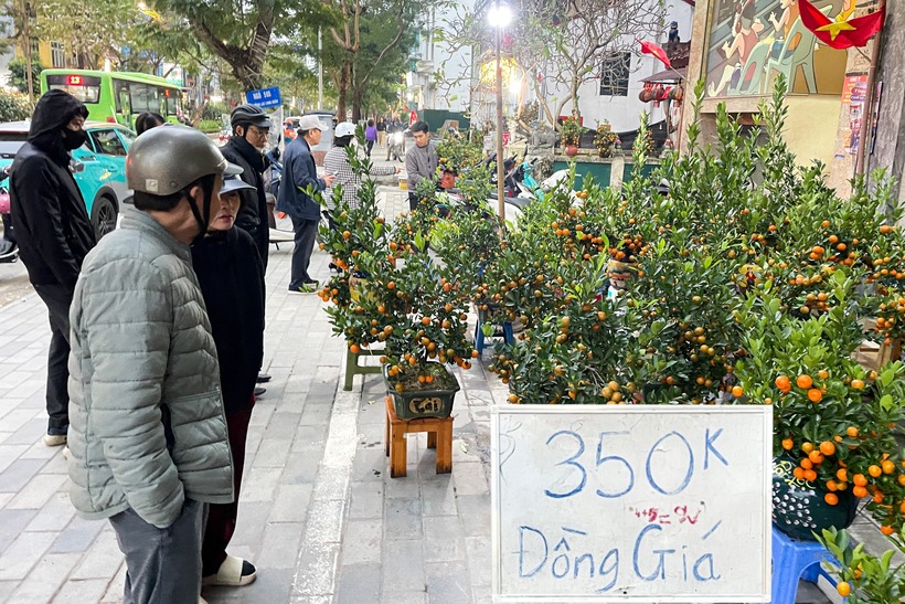 Tiểu thương treo biển đồng giá. Ảnh: VTC News.