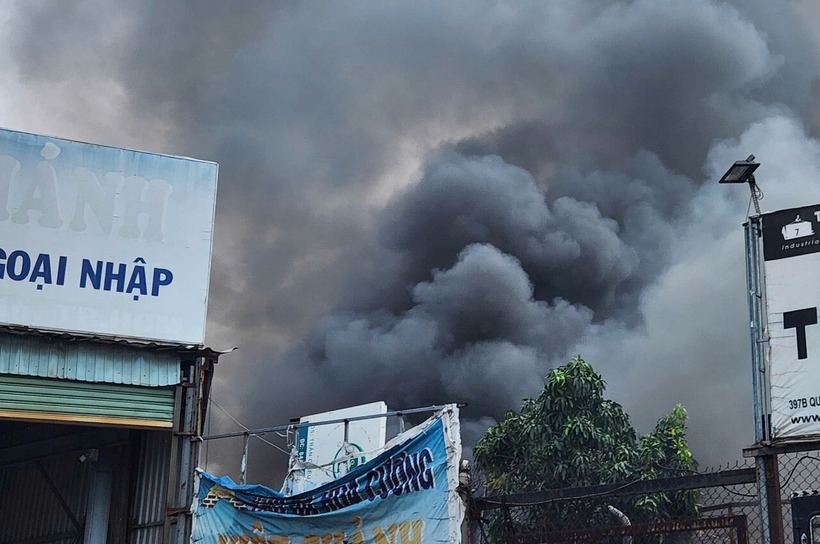 Cột khói bốc cao hàng chục mét tại khu vực xảy ra cháy. (Ảnh: Lao động)