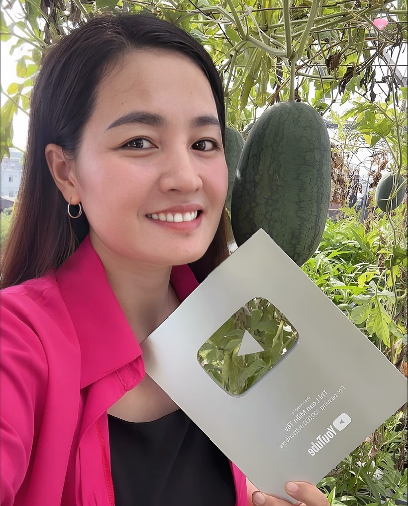 Không dừng lại ở việc làm vườn, chị Loan còn phát triển kênh YouTube chia sẻ kinh nghiệm trồng trọt và nấu ăn. Hiện tại, kênh của chị đã thu hút hơn 117.000 người theo dõi.