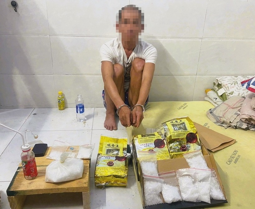 Đối tượng B.B. C. cùng tang vật. Ảnh: Công an Đồng Nai