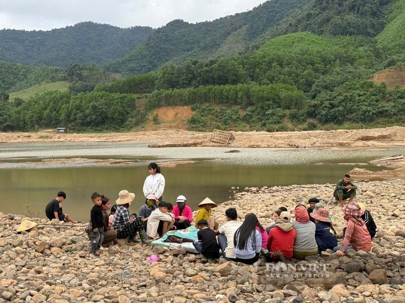 Sau thời gian tìm kiếm, thi thể 2 em nhỏ bị đuối nước tử vong trên sông Đakrông được tìm thấy. (Ảnh: Dân Việt)