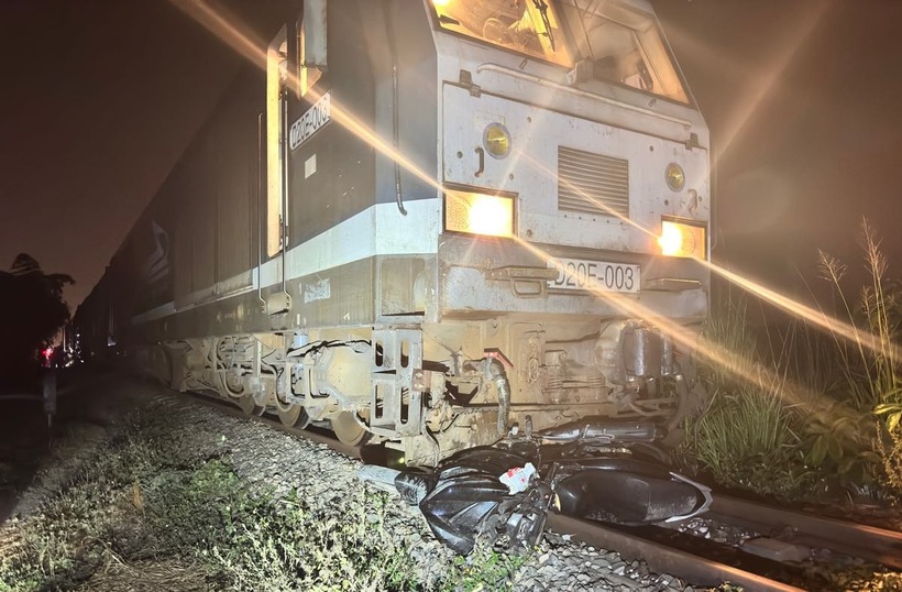 Hiện trường vụ tai nạn giữa tàu hỏa và xe máy. (Ảnh: Lao động)