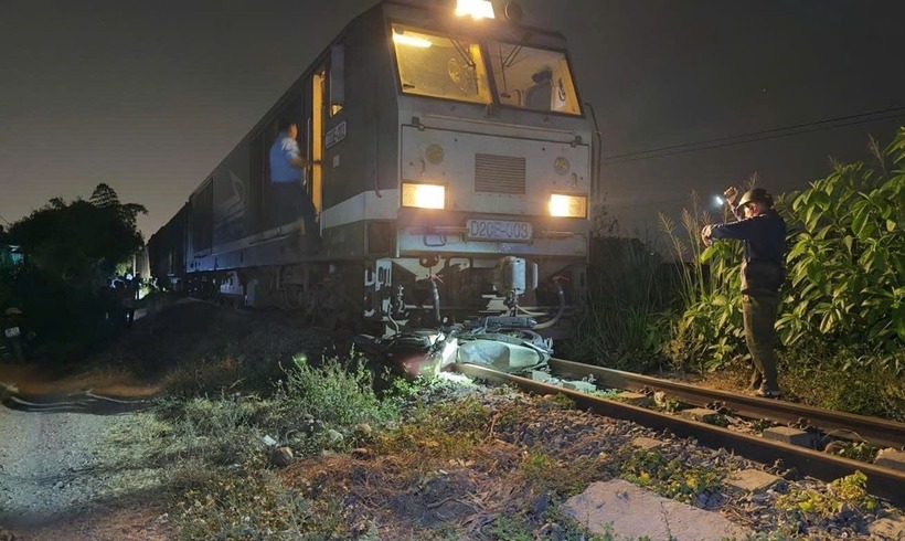 Xe máy bị kéo lê khoảng 10m. (Ảnh: VietnamNet)