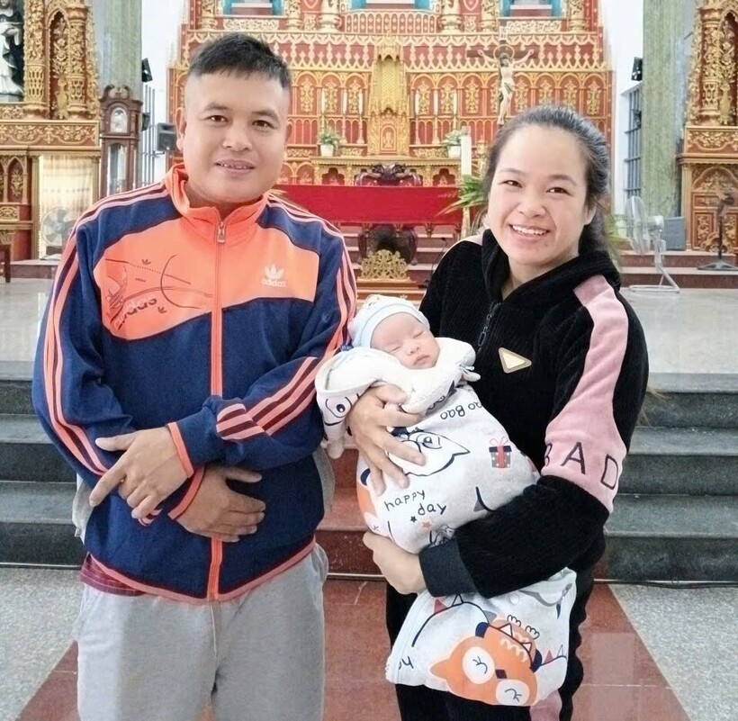 Nụ cười hạnh phúc của anh Nho và chị Ngọ sau hành trình dài đã đón được con yêu