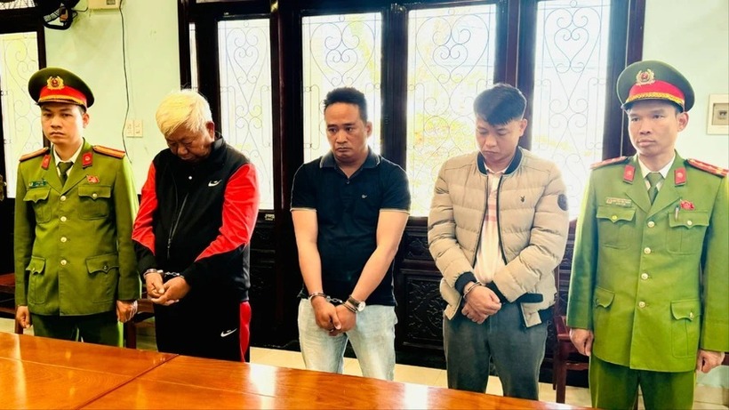 Công an TP. Huế vừa khởi tố, bắt tạm giam 3 bị can liên quan hành vi khai thác khoáng sản cao lanh vượt phạm vi được cấp phép tại mỏ La Dứt. Ảnh: PLO.