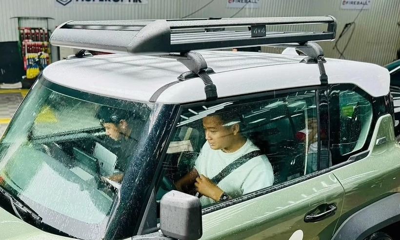 Giá nóc gắn thêm trên mẫu xe điện cỡ nhỏ. (Ảnh: VnExpress)