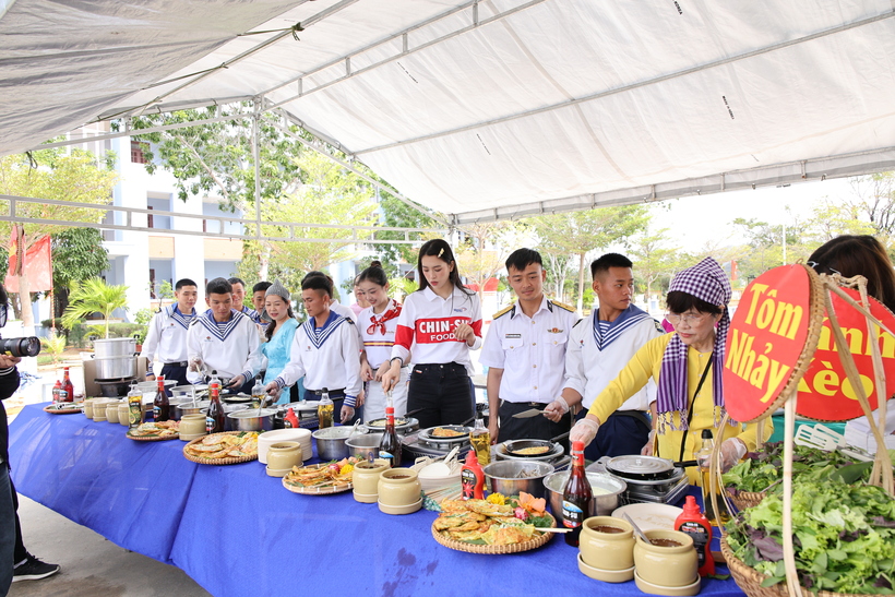 Mang đặc sản quê hương đến gần hơn với các chiến sỹ Hải quân Vùng 4.