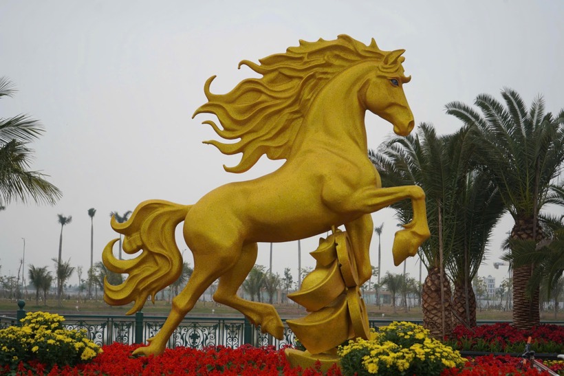 Trong những ngày cận Tết, khu vực quảng trường Trung tâm Chính trị - Hành chính thành phố (phường Thủy Nguyên, TP.Hải Phòng) đã trở thành tâm điểm chú ý, thu hút đông đảo người dân đến tham quan và lưu giữ những khoảnh khắc xuân. Tại công viên đối diện quảng trường, thành phố đã chính thức giới thiệu tượng ngựa vàng uy nghi.